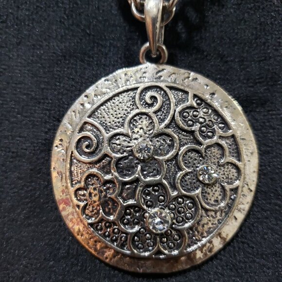Womens Fashions Silver Flower Stripe Locket Pendant Necklace with Lobster Clasp - Picture 3 of 5